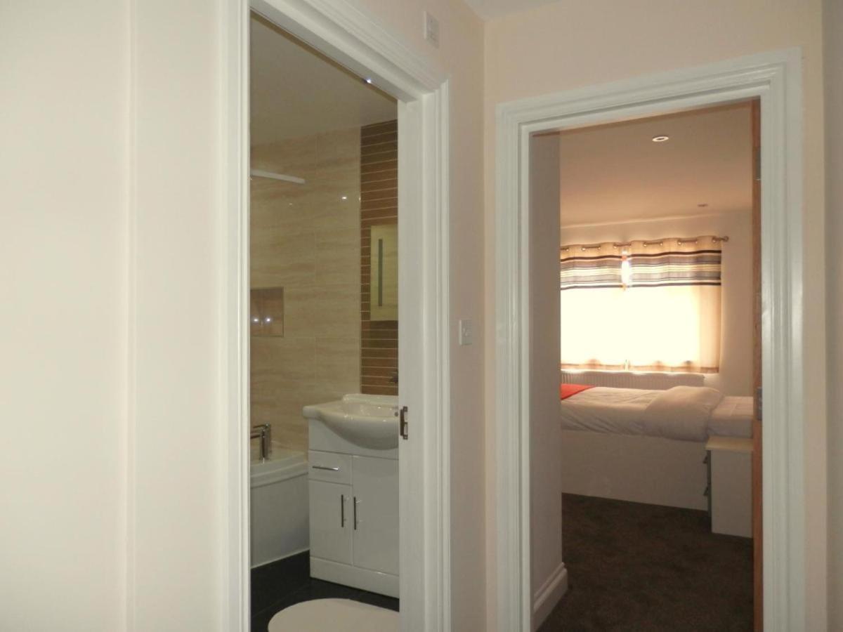 Heathrow Travellers Hub Bed & Breakfast เฮาน์สโลว์ ภายนอก รูปภาพ