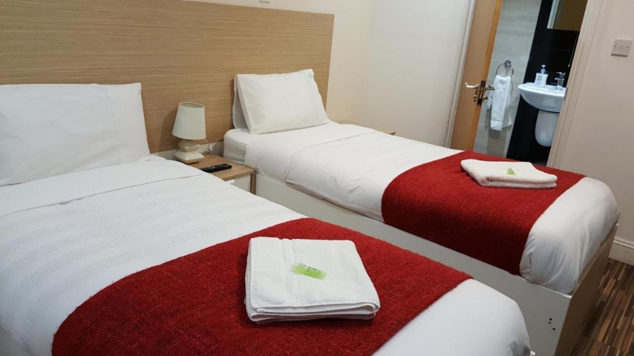Heathrow Travellers Hub Bed & Breakfast เฮาน์สโลว์ ภายนอก รูปภาพ