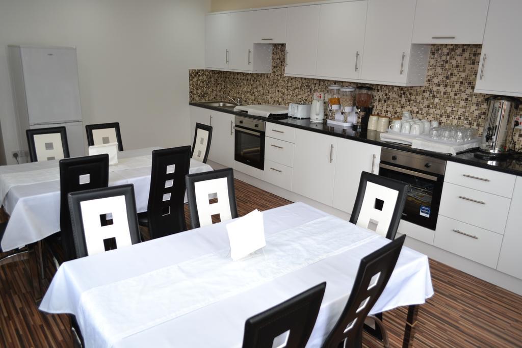 Heathrow Travellers Hub Bed & Breakfast เฮาน์สโลว์ ภายนอก รูปภาพ