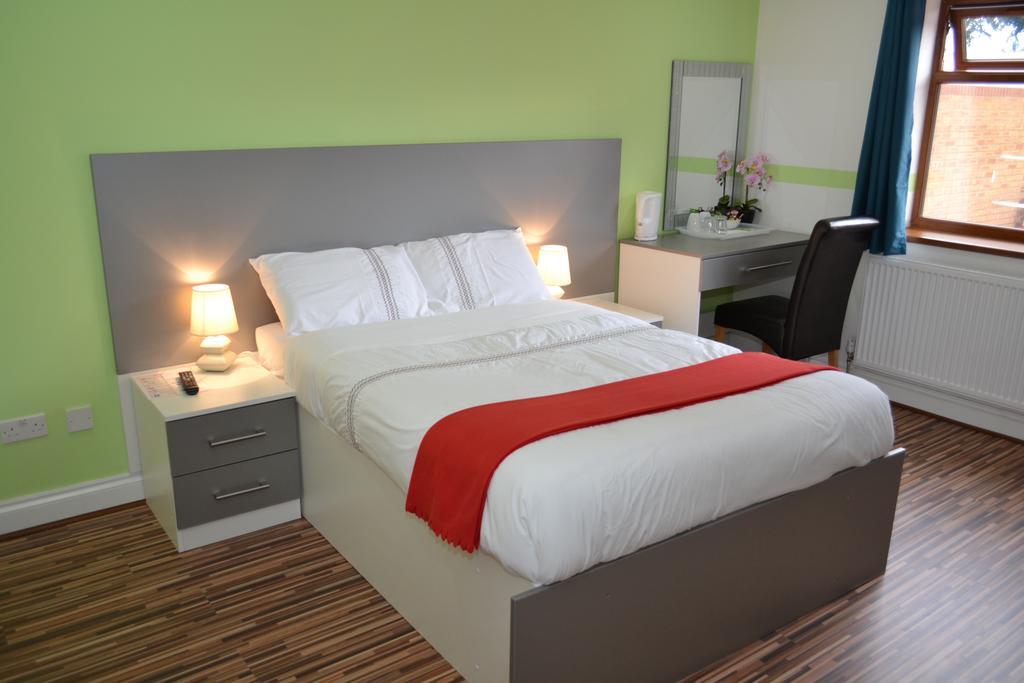 Heathrow Travellers Hub Bed & Breakfast เฮาน์สโลว์ ภายนอก รูปภาพ