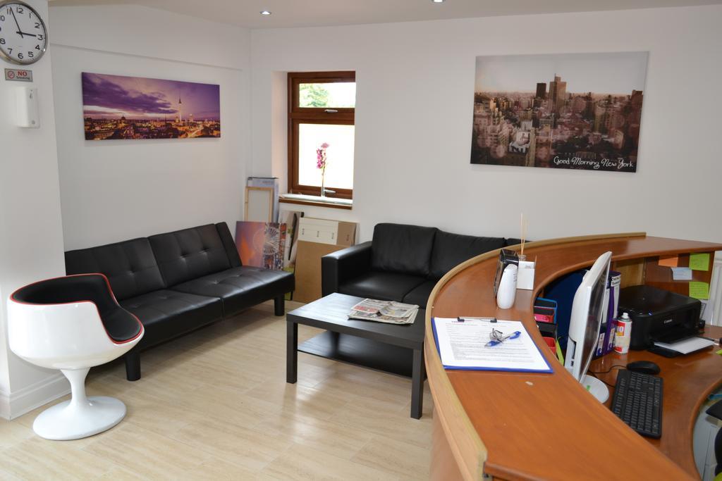 Heathrow Travellers Hub Bed & Breakfast เฮาน์สโลว์ ภายนอก รูปภาพ