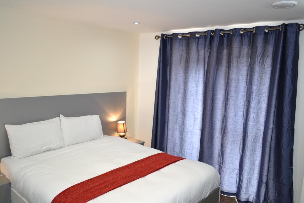 Heathrow Travellers Hub Bed & Breakfast เฮาน์สโลว์ ภายนอก รูปภาพ