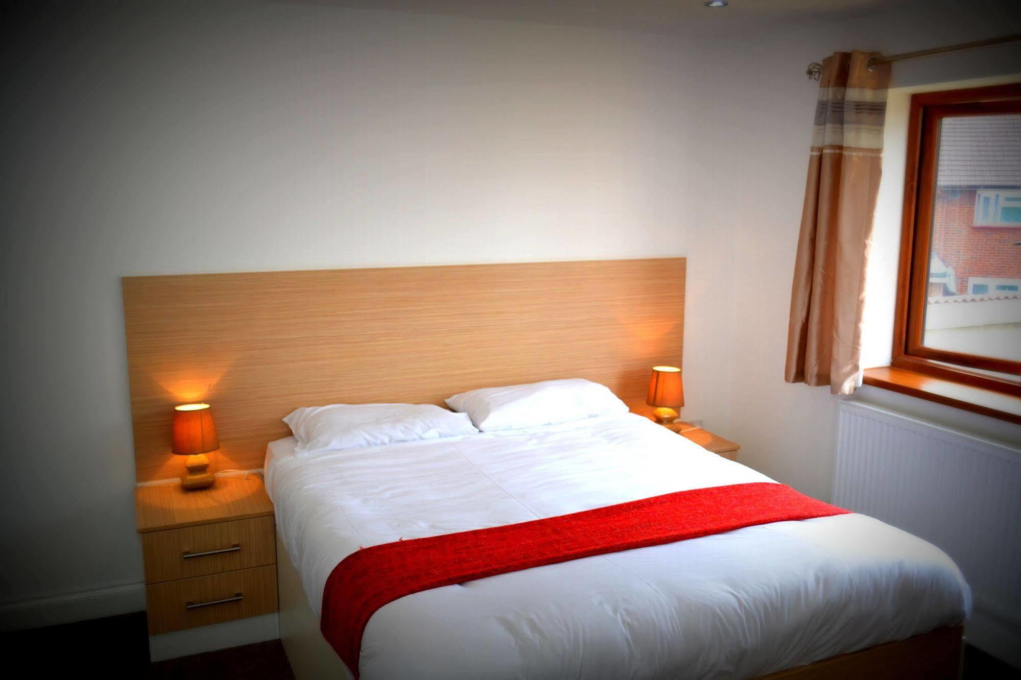 Heathrow Travellers Hub Bed & Breakfast เฮาน์สโลว์ ภายนอก รูปภาพ