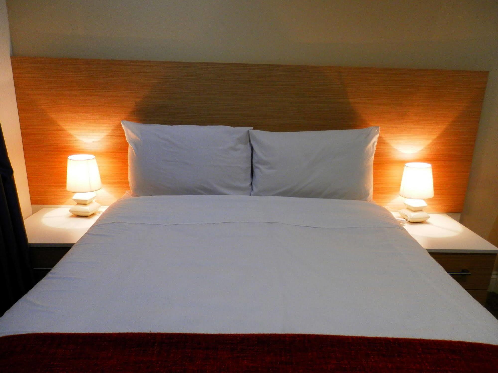 Heathrow Travellers Hub Bed & Breakfast เฮาน์สโลว์ ภายนอก รูปภาพ