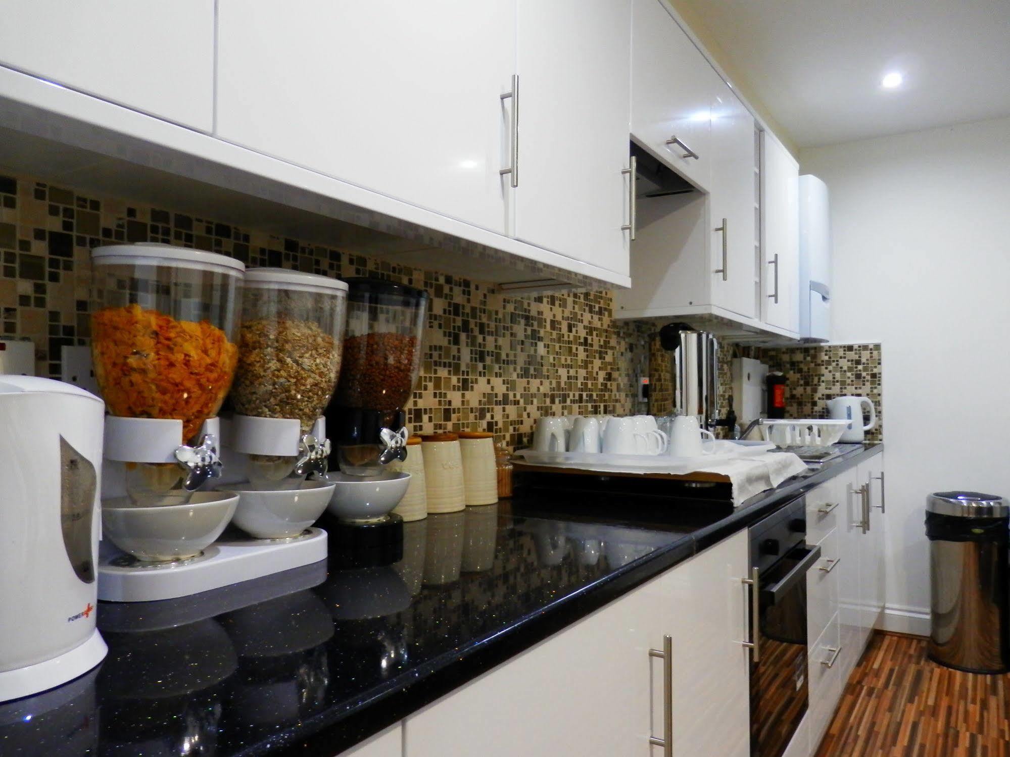 Heathrow Travellers Hub Bed & Breakfast เฮาน์สโลว์ ภายนอก รูปภาพ