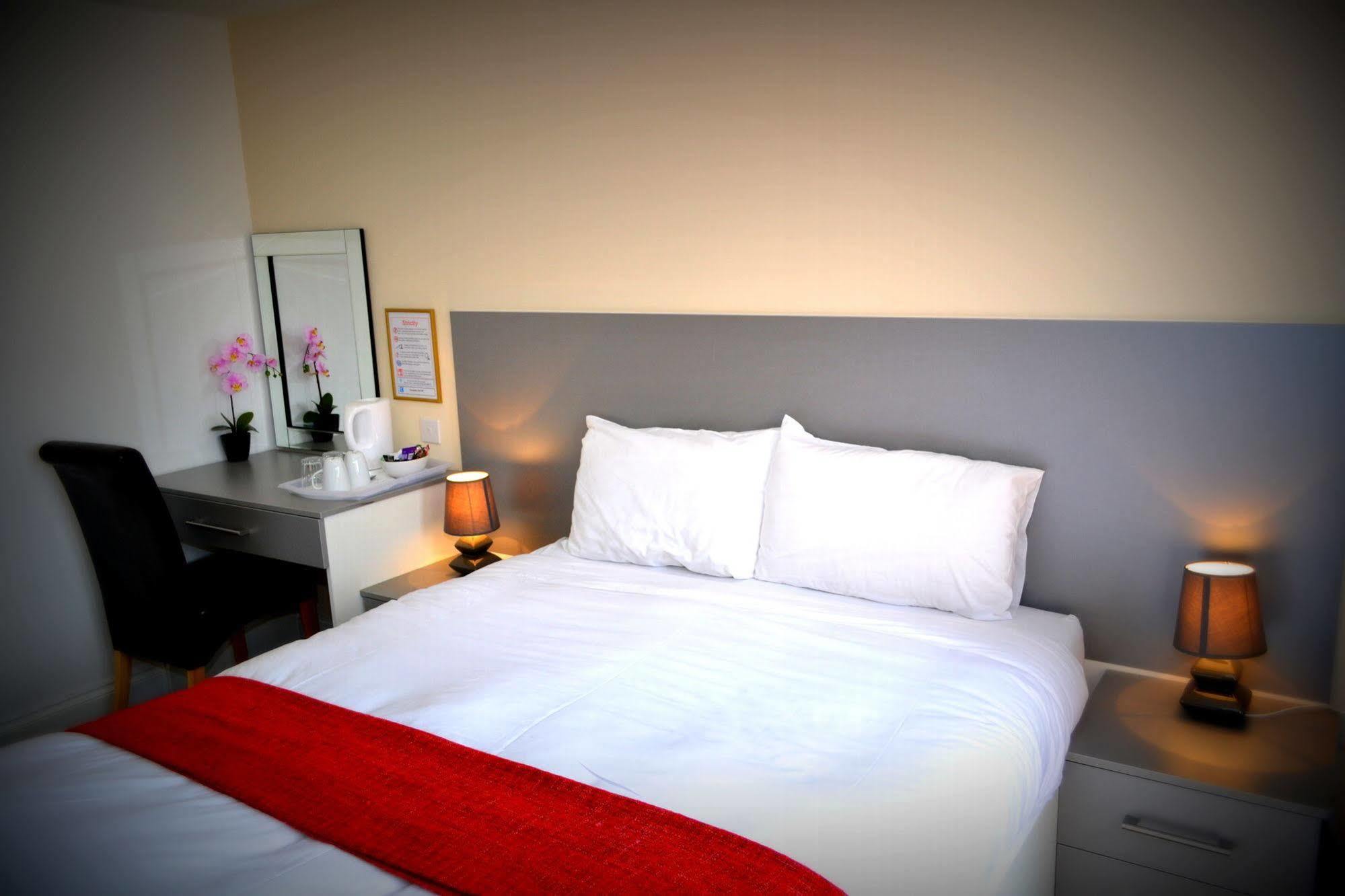 Heathrow Travellers Hub Bed & Breakfast เฮาน์สโลว์ ภายนอก รูปภาพ