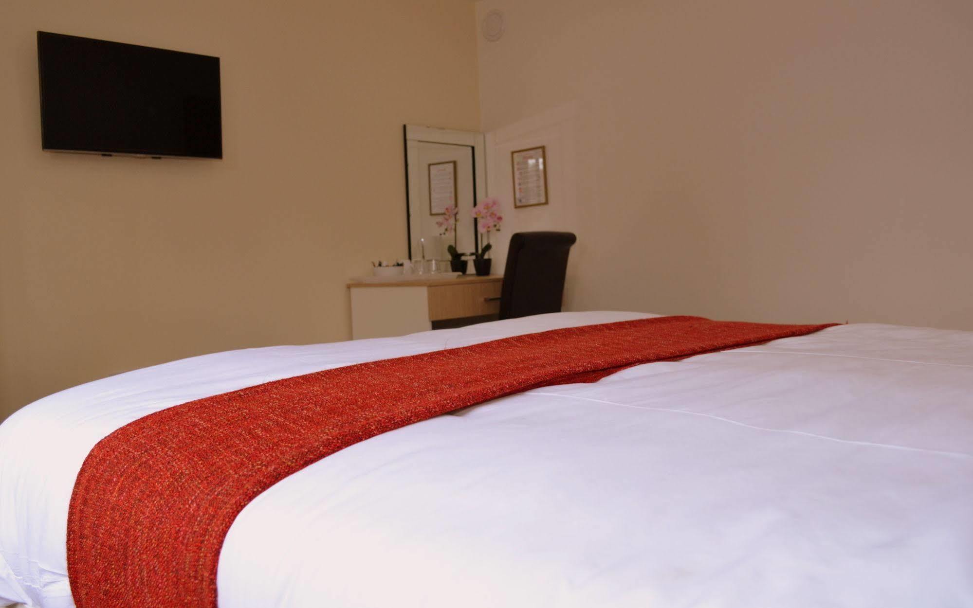 Heathrow Travellers Hub Bed & Breakfast เฮาน์สโลว์ ภายนอก รูปภาพ